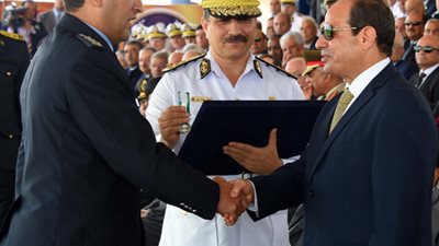 مساعد وزير الداخلية يُسلم درع أكاديمية الشرطة لـ الرئيس عبد الفتاح السيسي