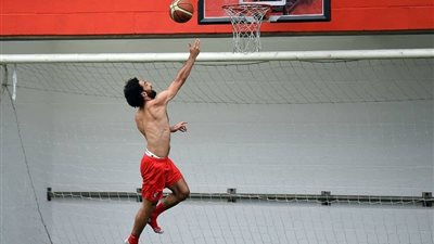 محمد صلاح يمارس هواية كرة السلة في تدريبات ليفربول