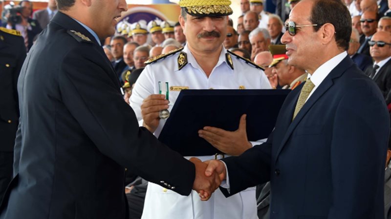 السيسي يكرم خريجي