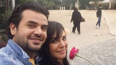 سامو زين ينشر صورة جديدة برفقة زوجته على البحر