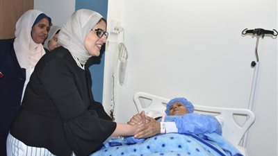 صور.. وزيرة الصحة تتفقد حالة مرضى قوائم الانتظار بعد إجراء العمليات