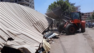 صور.. إزالة التعديات على جسر النيل بقرية الرملة فى القليوبية