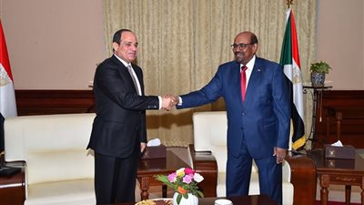 قمة مصرية سودانية تجمع الدولتين.. الرئيس السيسي: نعمل سويًا حتى ينعم الشعب بالاستقرار