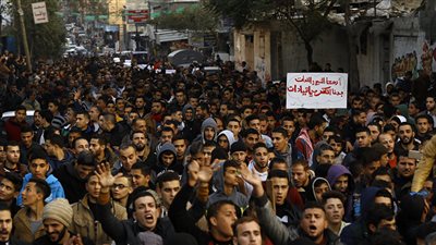 فلسطينيون يتظاهرون في رام الله لرفع العقوبات عن غزة