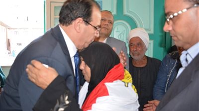 صور.. محافظ الدقهلية يعزى أسرة شهيد قرية النزل بمنية النصر