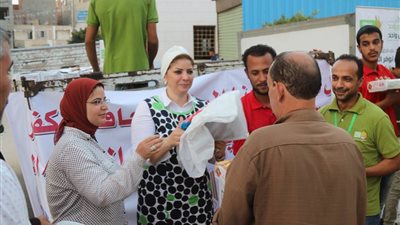 صور.. توزيع 200 كرتونة لسلع غذائية وملابس على الأسر الأولى بالرعاية بالبرلس