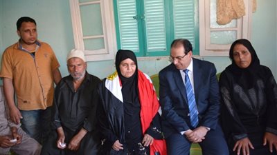 فيديو.. زيارة محافظ الدقهلية لأسرة الشهيد رمضان الدسوقي فى قرية النزل