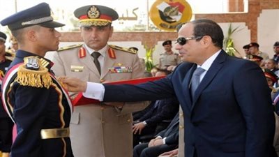 السيسي يقف تعظيمًا لخريجي طلبة الكليات العسكرية
