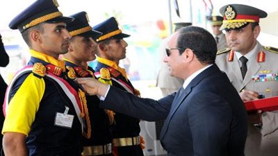 الرئيس السيسي يمنح أوائل خريجي الكليات الحربية نوط الواجب العسكري