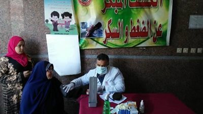توقيع الكشف الطبي على 1679 حالة في قافلة طبية بـ فاقوس 