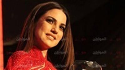 صور.. درة تواصل إطلالاتها الجريئة بالأحمر