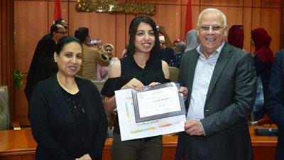 محافظ بورسعيد يكرم الطلبة المتفوقين في جميع المراحل الدراسية