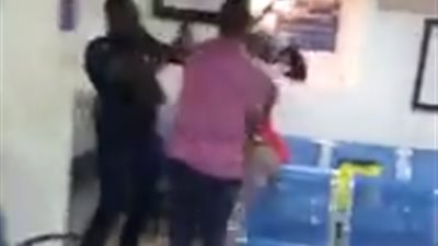 فيديو.. لحظة اعتداء رجل شرطة على امرأة تحمل رضيعًا بطريقة مروعة