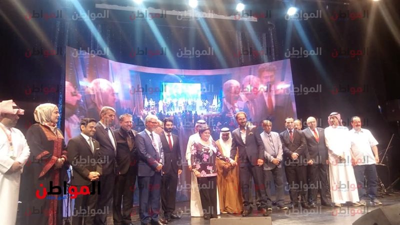 صورة تذكارية للمكرمين