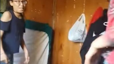 فيديو.. هذه نهاية فتاتين حاولتا المزاح مع بعضهما 