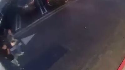 فيديو.. اعتداء شاب على آخر بطريقة مفزعه 
