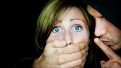 خاطف فتاة عشرينية في حلوان: هخلي أهلك وخطيبك يدوخوا عليكي