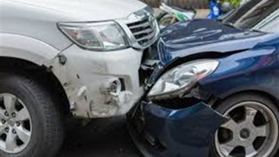 5 إصابات نتيجة تصادم سيارتين على طريق 