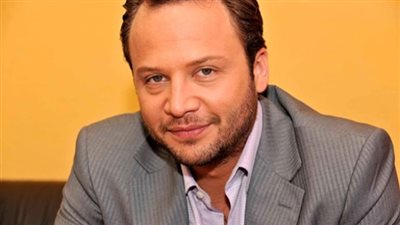  مكسيم خليل يستعرض مهاراته الكروية مع أولاده 