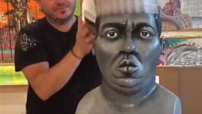 فيديو.. فنان يشعل السوشيال ميديا بأسلوبه في النحت بالورق