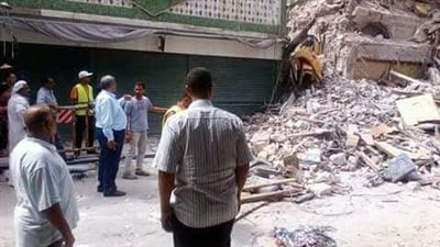 حملة موسعة لإزالة عقار فى  حى الجمرك بعد سقوط أجزاء منه