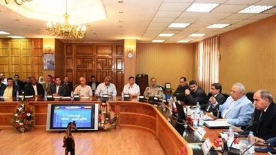 محافظ الشرقية يُحاضر أعضاء المجلس التنفيذي عن كيفية بناء بناء الأوطان