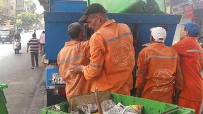 صور.. رئيس حي الموسكي يشن حملة لتجميل شوارع الجيش وبورسعيد وميدان العتبة