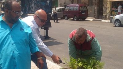 رئيس حي باب الشعرية يشارك في تجميل أرصفة الشوارع