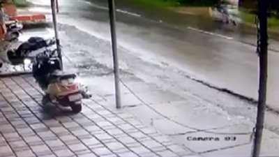 فيديو.. دراجة نارية تدهس امرأة بطريقة مفزعة  
