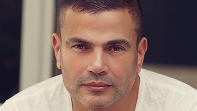 عمرو دياب يفاجئ جمهوره بـ لوك جديد 