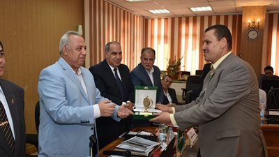 محافظ الشرقية يكرم العاملين بمركز التدريب الإداري ويمنحهم هدايا تذكارية‎