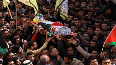آلاف الفلسطينيين يشاركون في تشييع جثامين شهداء القصف الإسرائيلي 