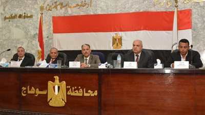 سكرتير عام سوهاج يوزع 493 شهادة أمان على الأسر الأولى بالرعاية