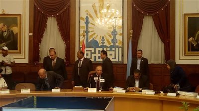 فيديو.. محافظ القاهرة يكرم أسر شهداء الوطن على منصة التكريم