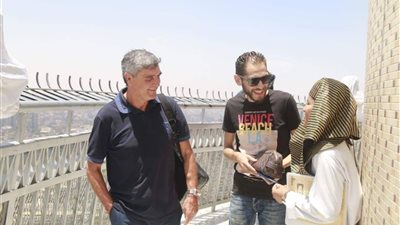 صور.. مدرب ريال مدريد يروج لـ