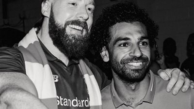 صلاح يلتقط الصور مع المصارع الشهير شيماس