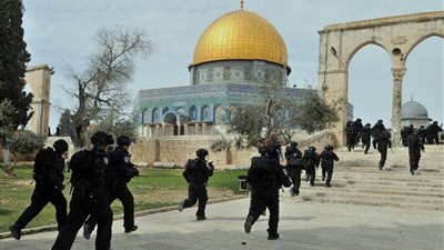 عاجل .. قوات الاحتلال تقتحم باحات المسجد الأقصى