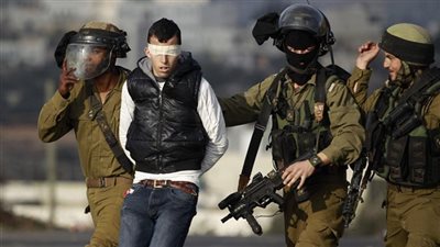  عاجل.. الفلسطينيون يؤدون صلاة العصر أمام باب الأسباط  بعد إغلاق سلطات الاحتلال  للأقصى