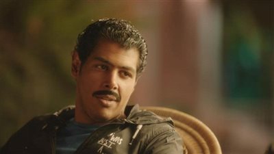 عمر مصطفى متولي يقدم العزاء فى وفاة الفنان محمد شرف