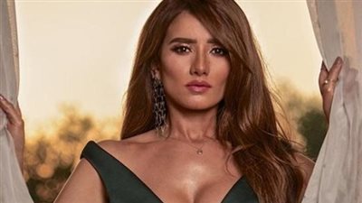 زينة تقدم واجب العزاء فى وفاة الفنان محمد شرف