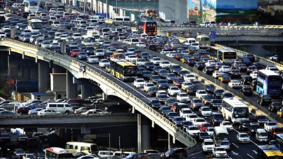زحامات مرورية على المحاور الرابطة بين القاهرة و الجيزة