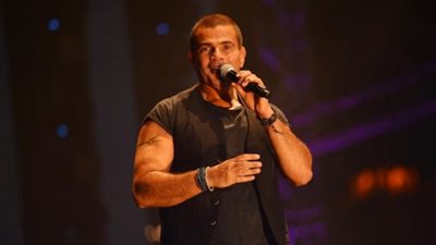 صور.. عمرو دياب في حفل اليونان بلوك مختلف عن ألبوم 2018