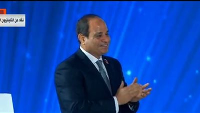 الرئيس السيسي يوقع في دفتر تشريفات جامعة القاهرة