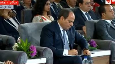 اهتمام الرئيس السيسي بتدوين ملاحظات على كلمة أحد متحدثي المؤتمر الوطني السادس للشباب