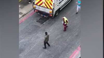 فيديو.. إنقاذ شخص معلق أسفل شاحنة دهسته بطريقة غير طبيعية