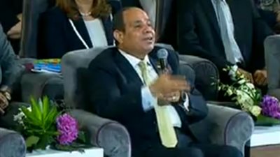 الرئيس السيسي خلال مؤتمر الشباب السادس: خلينا اللي معاه تلفون يتعلم