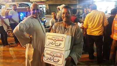 قبل عيد الأضحى.. توزيع 4 آلاف كرتونة سلع مواد غذائية بمركز إخميم