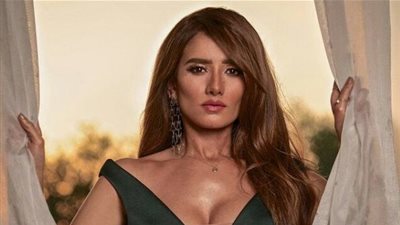 زينة تفاجئ جمهورها بصورة جديدة على تويتر