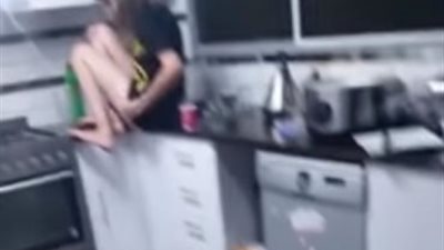 فيديو.. رد فعل غير طبيعي لفتاة رأت عنكبوتا داخل المطبخ 