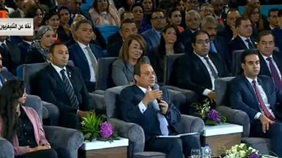 الرئيس السيسي خلال مؤتمر الشباب السادس: أوراق أسر قرية الفيوم عاوزها على مكتبي 